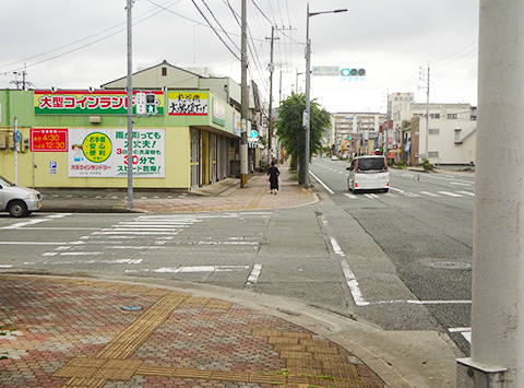 通町一丁目-２の信号を左。
（左側にコインランドリーがあります。）